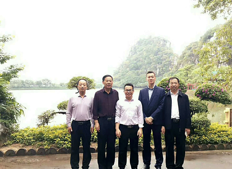中鑄機械盧總與中國鑄造協(xié)會成員合影