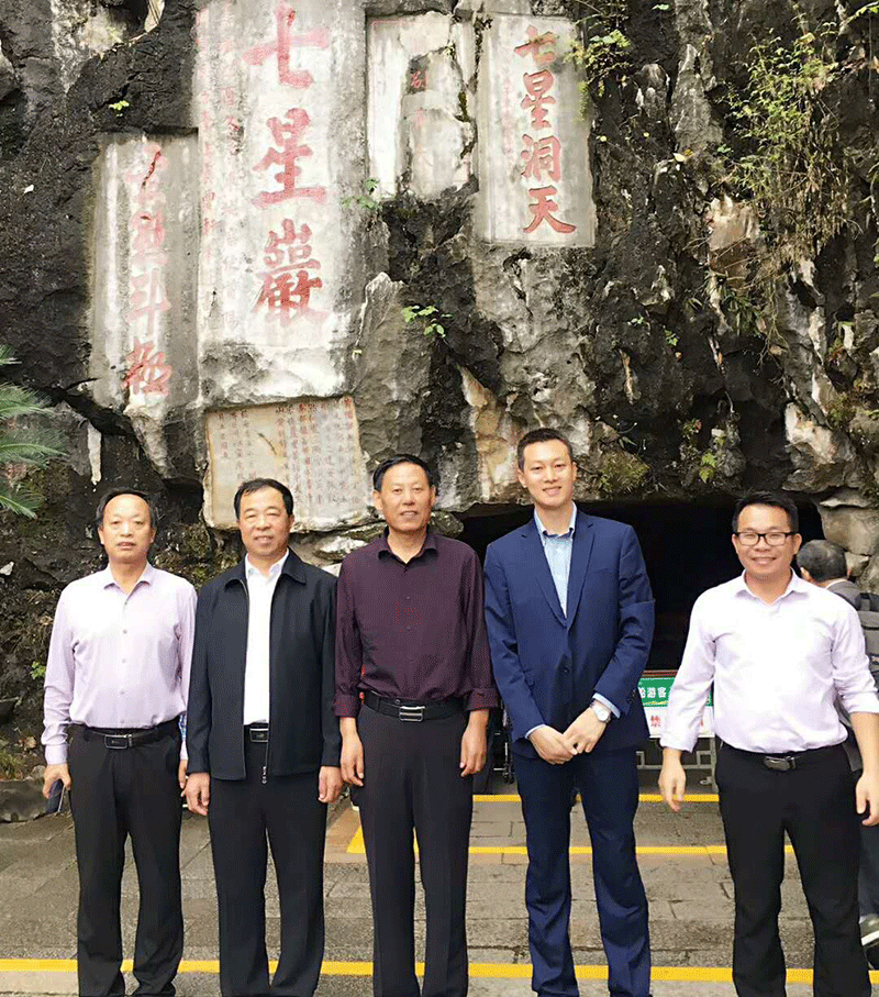 中鑄機械盧總與中國鑄造協(xié)會成員合影