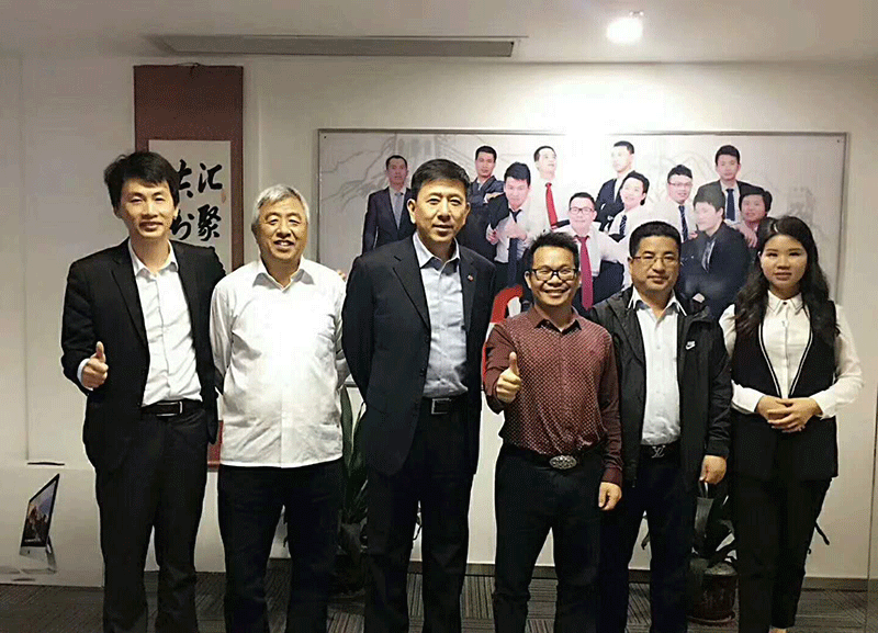 中鑄機械盧總與中國鑄造協(xié)會成員合影